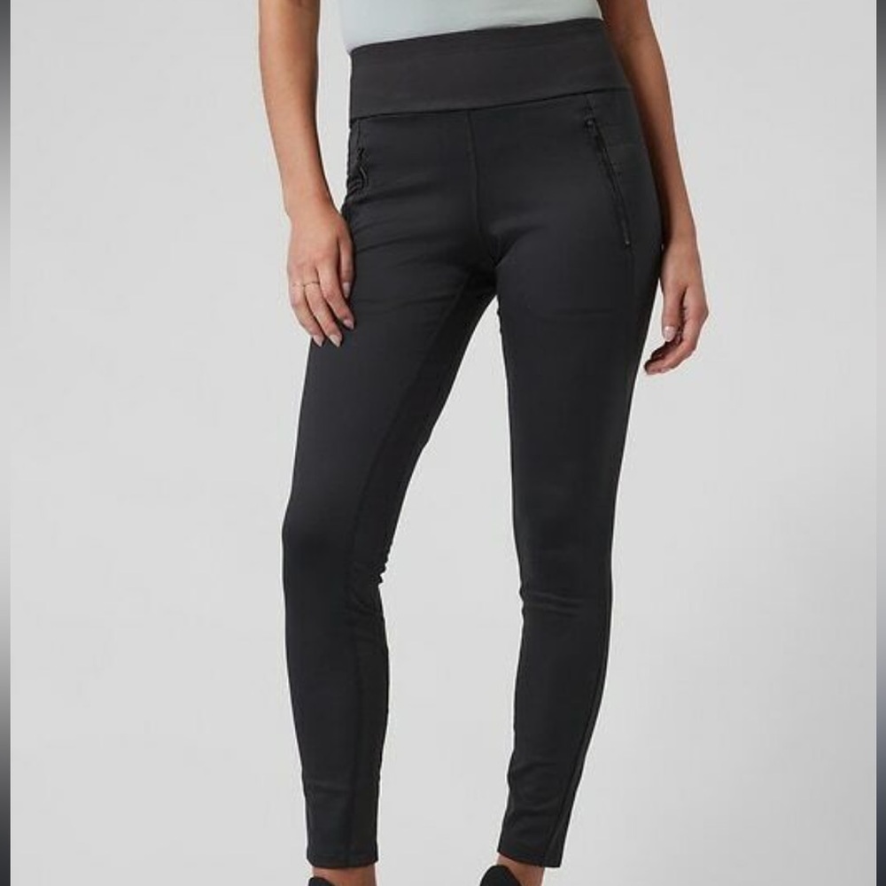 Athleta black fleece lined leggings with zippered pockets. Women’s size Large